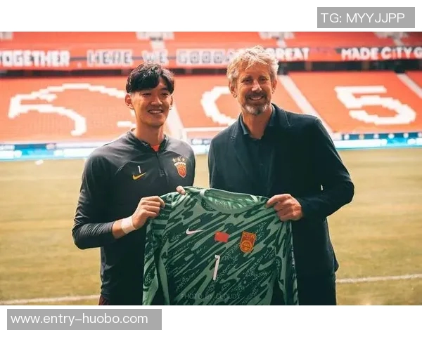 颜骏凌与偶像范德萨合影感慨万分：追梦路上的每一步都值得珍惜